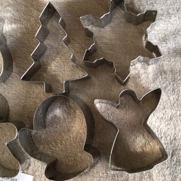 Avon Christmas Cookie Cutters in a Decorative Box - Picture 2 of 4
